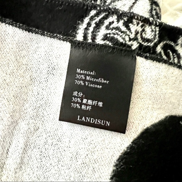 Alexander McQueen style Sofffft Reversible Skull Scarf!🧣🛍️💕 - Picture 4 of 7